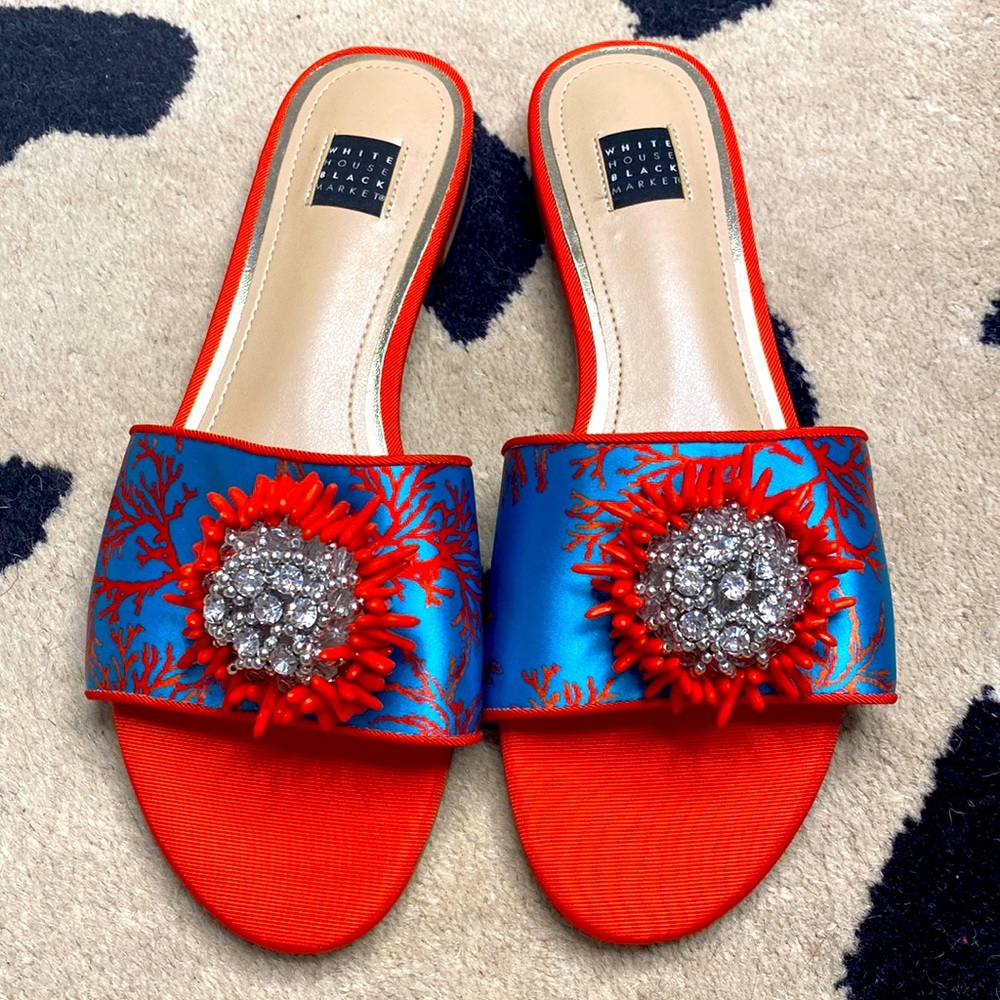 LIKE NEW | White House Black Market Red Blue Printed Embellished Slides Size 7.5